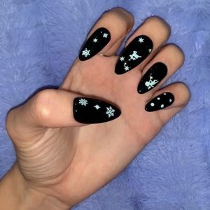 BUY ONE GET ONE FREE❗️Black snowflake Press Ons 🖤